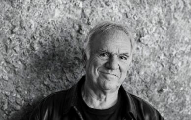 Black and white head shot of artist Ralp McTell against a stone wall