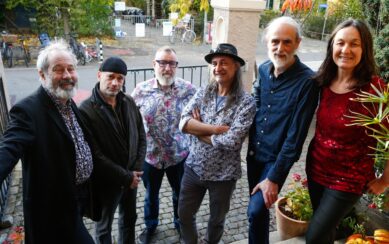 No Crows band posing for a picture 