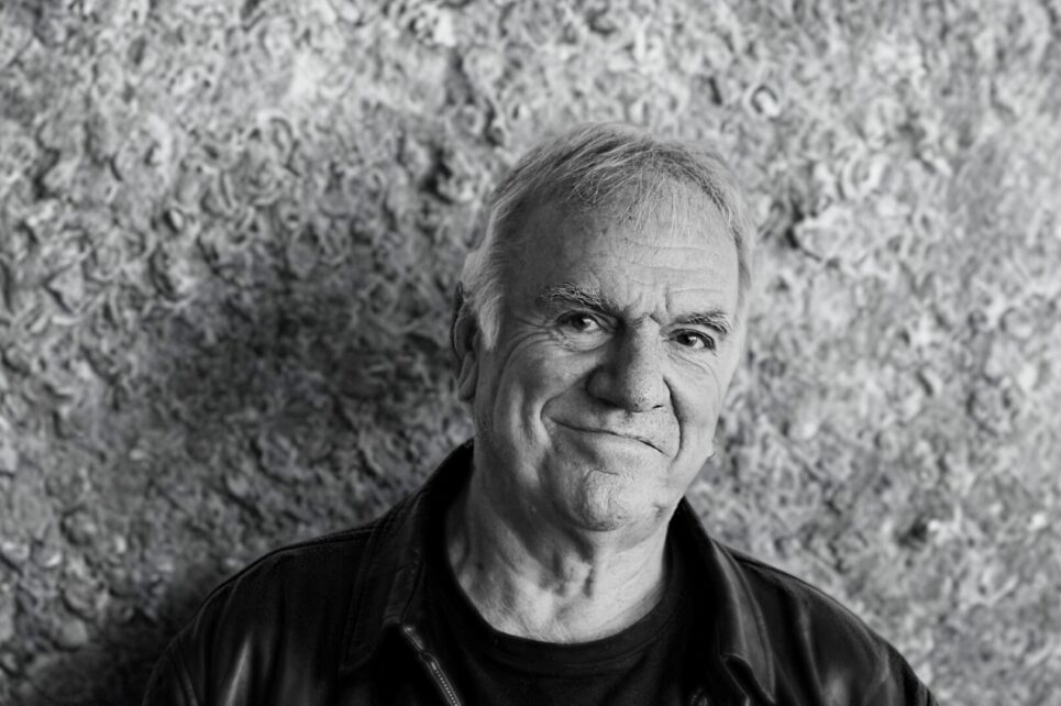 Black and white head shot of artist Ralp McTell against a stone wall