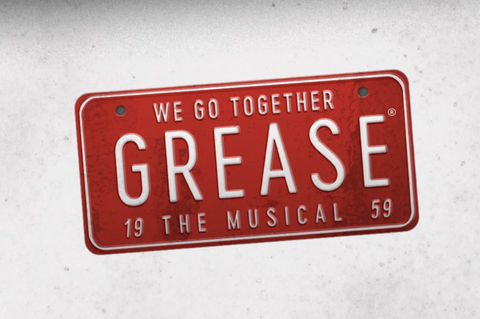 A red plate with the title of the show on a grey background A red plate with the title of the show on a grey background